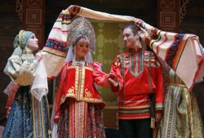 Приблизительно так: (но надо понимать, что в каждой области/губернии/краю были свои традиции и соответственно наряды;))