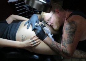 Иногда девушки совершают очень странные поступки - вы думаете? А я считаю, что странный "поступок" совершил татуировщик... надо посоветовать ему противогаз одеть, глазки сам защитил)))