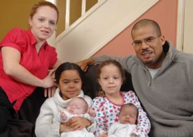 Все бы ничего, но пошли они в школу в 2010 году. 
А вот более впечатляющая фотография семьи из Бразилии.