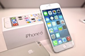 Несмотря на то что «при Горбачёве такого не было», продукция компании Apple по-прежнему волнует умы и опустошает кошельки россиян. Запрос «iPhone 6» замыкает десятку лидеров.