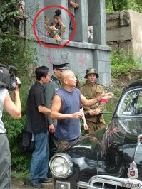 Фейспалм! Даже пацану понятно что фильм будет отстой)
Кстати что у него на голове?