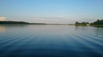 На первом фото от края до края все сетях, прикиньте масштабы. Дальше плыть не стали, жаль было  угробить мотор.