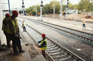 каски ,жилеты,а какого хрена без защитных очков работают?