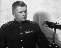 На переднем плане точно Ильюшин, Сергей Владимирович.