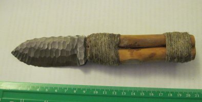 да ладно... Напильник, яблоня. Вес 156 гр, общая длина 202 мм, клин 87мм, 32 ширина, обух около 8мм. Якут каменного века)) обмотка пенькой на клею.
 8 мм, это по-нашему))))))