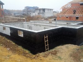 Ну не знаю, господа, но на фундаменте экономить не стоит - может дороже потом получиться. Тоже строимся своими силами не привлекая никого, но чтобы в землю лить бетон и потом вынуть землю и сделать там цоколь...