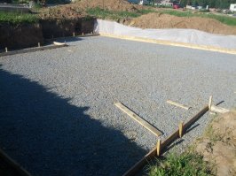 Ну не знаю, господа, но на фундаменте экономить не стоит - может дороже потом получиться. Тоже строимся своими силами не привлекая никого, но чтобы в землю лить бетон и потом вынуть землю и сделать там цоколь...