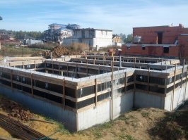 Ну не знаю, господа, но на фундаменте экономить не стоит - может дороже потом получиться. Тоже строимся своими силами не привлекая никого, но чтобы в землю лить бетон и потом вынуть землю и сделать там цоколь...