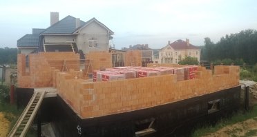 Ну не знаю, господа, но на фундаменте экономить не стоит - может дороже потом получиться. Тоже строимся своими силами не привлекая никого, но чтобы в землю лить бетон и потом вынуть землю и сделать там цоколь...