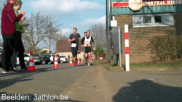 Это больно, парень слева аж сжался весь...