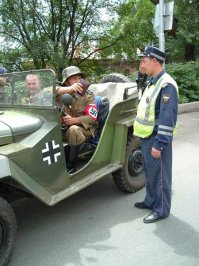 Вот еще пара веселых фоток. Кстати, уточню - съемки были в 2004 году.