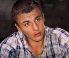 Игорь Петренко в далеком 1992-м также оказался по другую сторону закона.Друг детства Саша Кизимов, студент гуманитарного института, занимался бизнесом. Вместе с приятелями собирал компьютеры на дому. Потом решил открыть собственное дело и одолжил у знакомого - Егора - 100 тысяч рублей на месяц под проценты (около 660 долларов). Пришло время отдавать долги. Денег же не было. Кизимов решил припугнуть кредитора. Прихватив обрез охотничьего ружья, вместе с Игорем отправился в гости к Егору. Судя по всему, 15-летний Игорь даже не предполагал, что банальная разборка закончится убийством. Почему Кизимов решил использовать обрез по назначению, следствие так и не выяснило. То ли действительно хотел попугать, но палец на спусковом крючке дрогнул, то ли вспомнил принцип «Нет человека - нет долгов».За свое неумение разбираться в людях и выбирать друзей Игорь Петренко расплатился сполна. Предварительное заключение растянулось на год - это время юноша провел на тюремных нарах. Потом его почти на два года поместили в психиатрическую клинику.И только в 1995-м суд вынес приговор - Кизимову, успевшему сбежать из больницы, впаяли 17 лет (но он отсидел лишь шесть). Петренко как соучастнику убийства дали восемь лет условно.Сам актер вспоминать эту историю не любит.