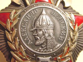 Так как достоверных изображений Александра Невского не сохранилось тут тоже изобразили Черкасова.