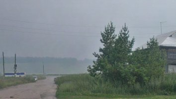 В Красноярске тоже всё затянуло. Запаха вроде сильного нет, но видимость ограничена.
За городом фотал, немного развеялось, утром дым+туман видимость была никакая вообще.