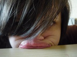 Такими бы губами, да металлические качели в мороз поцеловать!