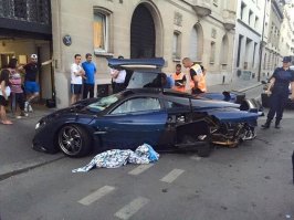 Рядом в тряпке это труп пьяного водителя после того, как владелец пагани увидел аварию?