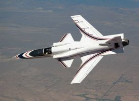 и всегда там будет. Идея обратной стреловидности в том, что 1. нет проблемы сходящих с конца крыла вихрей, достаточно острых для машин с обычной стреловидностью. Вихри "сползают" к корню крыла, не срываясь с концов.
2. передняя кромка крыла загораживается от локаторов фюзеляжем - уровень скрытности повышается.
3. центроплан смещается назад, что даёт сосредоточить всю силовую схему в одном узле, держащем усилия и от двигателей, и от крыла, и от фюзеляжа. Заодно место под внутренние отсеки вооружения высвобождается.

Но... гладко было на бумаге, недостатки преодолеть не удалось:
Вихрь, сходя к фюзеляжу, начинает взаимодействовать с вихрем другого крыла, причём неравномерно. Сильнейшая тряска и потеря эффективности. Как иллюстрация - наличие заднего оперения, которого как раз старались избежать.
Конечно, получен огромный опыт и по части аэродинамики, и по части "чёрных" конструкций. Но - весьма дорогой.

Вот что действительно непонятно - зачем заломили такой здоровенный и дорогущий двухдвигательный демонстратор, в значительной части разработанный с нуля. Амеры традиционно для подобных аппаратов берут фюзеляж от недорогого F-5, а к нему уже пристыковывают фиг-те что. Выглядит не так страшно, конечно - но и дешевле в разы. Их опыт с обратной стреловидностью выглядел именно так. С аналогичным результатом - не заиграло.