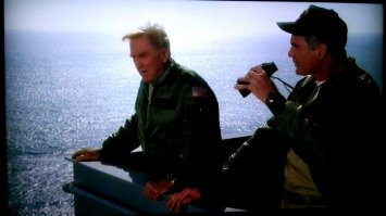 Вашу мать, фуражку ветром сдуло, разверните авианосец, подберем!
- трщ адмирал, но мы на боевой операции.
- Соображаешь. Тогда посадите Робиновича на плот, пусть плавает вокруг моей фуражки, на обратном пути мы его подберем!
- Несколько дней?
- Оставьте ему еды с собой, черт побери! Мне обо всем нужно думать? Запишите на видик его любимые передачи...
(с) Горячие головы