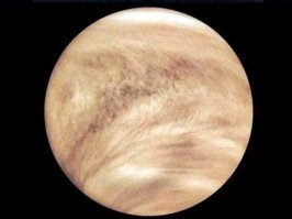 За примером к чёрту на рога лететь не обязательно, у нас под боком есть Венера которая вращается так медленно, что это почти похоже на "стоячую", и верхние слои её атмосферы, делающие полный оборот вокруг планеты за 4 земных суток, т.е. ветра дуют со скоростью около 100 м/с, при этом на поверхности скорость воздушных потоков падает до 1 м/с. Но при давлении 90 атм и плотности всего лишь в 14 раз меньше плотности воды этот "лёгкий" ветерочек не такой уж и лёгкий..