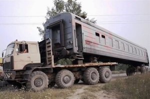 вагон сняли с родных тележек и кому-то на дачу волокут. в чем прикол?