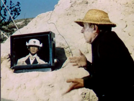 Прозорливость режиссера Евгения Шерстобитова в 1964 году. Снятый фильм по сказке А.Гайдара «Мальчиш-Кибальчиш» - эпизод из фильма напоминающий связь по Skype. (шутка)