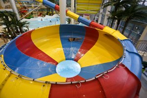 А на этой штуке вообще крутился минут пять, пока в дырку провалился. Даже страшно стало, когда мелкие пацаны начали сверху сыпаться. Боялся их придавить. 
Да уж, никуда от физики не денешься.