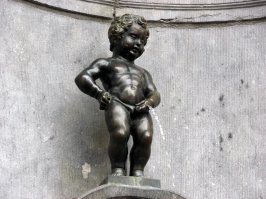 Маннекен-Пис[1] (нидерл. Manneken Pis; фр. Petit Julien) — одна из наиболее известных достопримечательностей Брюсселя, расположенная в непосредственной близости от Гранд-плас, на пересечении улиц Банной (Rue de l'Étuve / Stoofstraat) и Дубовой (Rue du Chêne / Eikstraat). Это миниатюрная бронзовая статуя-фонтан в виде нагого мальчика, писающего в бассейн. На это вам видимо тоже противно смотреть?