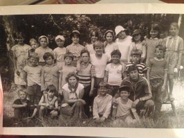 Тоже была история.... Пошли в поход ночной, недалеко от места была полуразрушенная церковь, и вот рассказали, что один мальчик-пионер решил забраться на самый верх этой церкви и повязать на шпиль свой пионерский галстук. У него это получилось, он повязал галстук, но поскользнулся и стал падать. Мальчик стал цепляться за повязанный галстук, но тот стал рваться, и мальчик разбился. 
А кусочек галстука до сих пор (хогтя прошло уже 10-20 лет) развевается на ветру и его даже!!! видно в хорошую погоду. 
Естесссссно все этот кусок галстука и в ночи увидели, тыкали пальцем и кричали шепотом "я вижу, я вижу")
Поход, кстати, не удался, полил сильнейший дождь, и нам срочно пришлось возвращаться, речка разлилась и нас, мелких, вожатые переносили на руках на другой берег))
(было это в 91г. п/л "Радуга" д. Киржач Владимирская область)) 
(ой, какая я древняя))