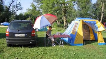 Зачем в машине жить ? Купил бы палатку 3-4-х местную , спальник , надувной матрас, обошлось бы все это 300-400вечно зеленых. И жил бы в этом кемпинге.