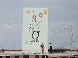 Художник закрашивает уродливые граффити, делая их понятными и простыми для чтения