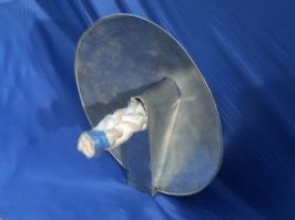 на всех наверное кораблях есть, и торговых и военных. но ими обычно не пользуются, видимо не помогают. все- таки крысы -удивительные акробаты.