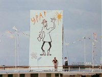 Художник закрашивает уродливые граффити, делая их понятными и простыми для чтения