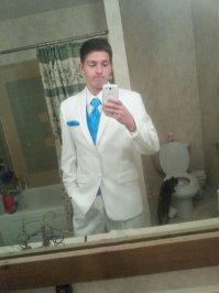 "Но невозможно выглядеть классическим джентльменом рядом с кошкой, лакающей из унитаза."
Наговор на кота! Не лакает он из унитаза! Он говно изучает, которое не он навалил! Свое они не изучают, закапать пытаются!