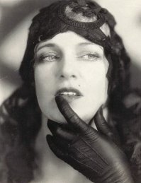 Ольга Бакланова, американская актриса русского происхождения. Играла подлую герцогиню Джозиану в немом фильме по роману Виктора Гюго «Человек, который смеётся». Книга мне абсолютно не понравилась, но глянула фильм. Для меня это было открытием, не увлекаюсь немыми фильмами, но этот мне очень понравился.