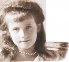 Подлинная Анастасия Романова, одна из дочерей последнего русского царя, что была расстреляна вместе с ним и другими детьми. Это о её приключениях, якобы она спаслась, был мультик «Анастасия».