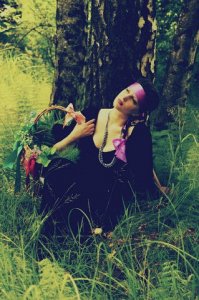 Еще каких то три года назад я страстно и клятвенно уверяла всех и вся, что НИКОГДА и НИ ЗА ЧТО не стану блондинкой.... Первое фото - последнее, где я брюнетка, второе сделано сегодня