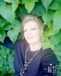 Еще каких то три года назад я страстно и клятвенно уверяла всех и вся, что НИКОГДА и НИ ЗА ЧТО не стану блондинкой.... Первое фото - последнее, где я брюнетка, второе сделано сегодня