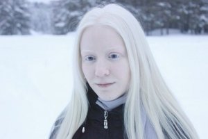 Вот эта баба на альбиноса стала похожа. Кто это вообще такая?