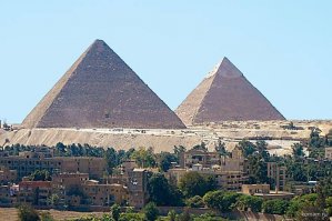 Вид на великие пирамиды из Каира.