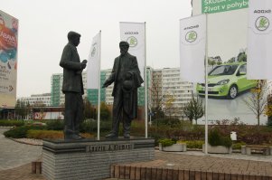 Вацлав Лаурин (специалист по паровым машинам) и Вацлав Клемент (книготорговец). Основав завод по производству велосипедов, они со временем перешли к производству автомобилей. А чуть позже их завод вошёл в крупнейший Чешский машиностроительный концерн Шкода.