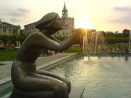 "Солнце на ладони" - любимая и удачная тема для фото.
Наш Новороссийск, фонтан "Дарующая воду" (со слов автора - сын сфоткал на телефон, неплохо получилось)