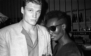 Забавно, раньше не замечал... правда, стоит признать, что "вид на убийство" не самый мой любимый фильм из Бондианы...

Но в то же время, в появлении Дольфа в том фильме есть вполне логичное объяснение. В тот момент он встречался с исполнительницей роли главной злодейки Мэй Дэй (Грэйс Джонс)