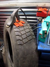 Авария дня. У грузовика лопнуло колесо