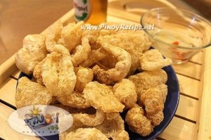 Чичарон - это жареная свиная шкура.Она всегда без сала.
Чинчулинес- промытые жареные на парилье,толстые сырые 
говяжьи кишки.
Не обидится автор если поправлюсь и дополню;)