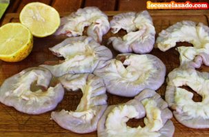 Чичарон - это жареная свиная шкура.Она всегда без сала.
Чинчулинес- промытые жареные на парилье,толстые сырые 
говяжьи кишки.
Не обидится автор если поправлюсь и дополню;)