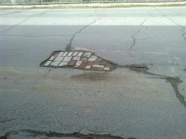 Ну заплатки на асфальте досками - что было под рукой тем и залатали у нас кирпичами один год дыры на дороге заделывали - между прочим эти заплатки стояли по 2-3 года пока не приходило время замены полотна полностью. А вот замороженный березовый сок у нас на даче в порядке вещей - оставил банку на ночь, ночью грянул мороз и все ,писец,на утро кусок льда