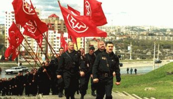 На все мои аргументы не нашлось ни одного возражения, пришлось помещать эти гнусные фотографии? Как будто сложно найти их абсолютные аналоги в интернете... Чем эти фотки отличаются? Точно такие же уроды на всех.
В отличие от Вас я НЕ считаю что эти уроды - лицо русского народа, они просто уроды. Как я не считаю что следует искать, какие именно коллаборанты были русскими, а какие - украинцами или беларусами, и считать на руках у кого из них больше крови.
Знаете, Ваш постоянный поиск вражеской нации очень напоминает анти-еврейскую истерию в начале 30-х в Германии. Гитлер тоже искал - ну кто же во всем виноват, кто самый плохой... Он нашел виновных - евреев. А такие, как Вы, находят украинцев.
Есть гениальная русская поговорка: свинья везде грязь найдет! Не стоит эту грязь искать, честное слово.
И мне на самом деле чертовски приятно что беларусы на данном форуме подобными нацистскими фобиями не страдают (как и многие русские, в первую очередь автор поста)!
Мне надоело разговаривать на эту тему (и выискивать подобные мерзкие фотографии), думаю, что я все уже сказал.