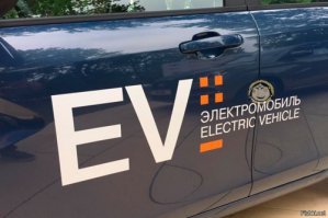 От монитора наверно зависит. Мне другое показалось - барышня с Севера и две "виселицы". )))
