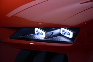 Автор, ты забыл про самые-самые современные лазерные фары, которые уже начинают свой в супер премиум автомобилях.