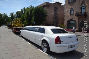 Это второй случай в городе Саратове за месяц. Первый это когда без успешно пытались лимузин эвакуировать регулярно паркующийся под запрещающим знаком на пересечении проспекта Кирова и улицы Радищева. А вагоны отсоединить не судьба!?